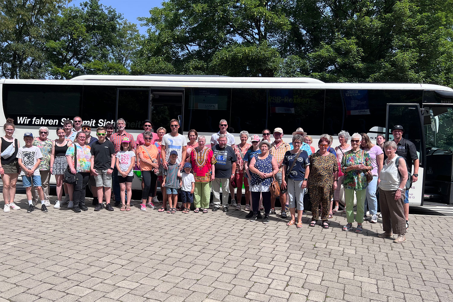 Ca. 40 Vereinsmitglieder auf dem Parkplatz des Kaiser-Wilhelm-Denkmals in Porta Westfalica