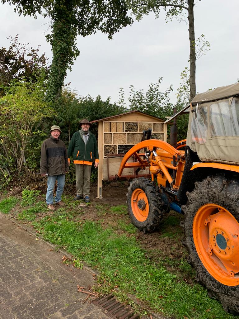 Vereinsmitglieder beim Aufstellen des Insektenhotels mittels Traktor