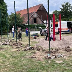 Vereins-Mitglieder beim Abbau des Spieplatzes