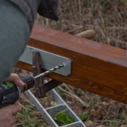 Anbringen der Boden-Halterungen