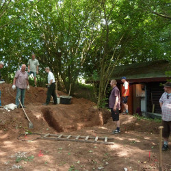 Helfer beim Verlegen eines Kabels für die Beleuchtung