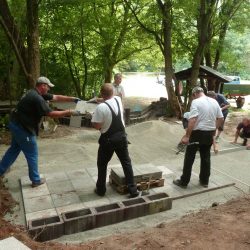Helfer beim Verlegen der Waschbetonplatten