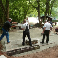 Helfer beim Verlegen der Waschbetonplatten