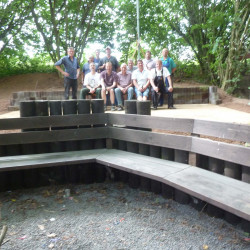 Gruppenfoto von Helfern auf der fertigen Waldbühne