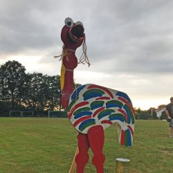 Vogelstrauß aus Holz als Geschicklichkeitsspiel